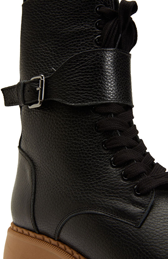 Siyah Toka Detaylı Kalın Taban Kadın Bot 