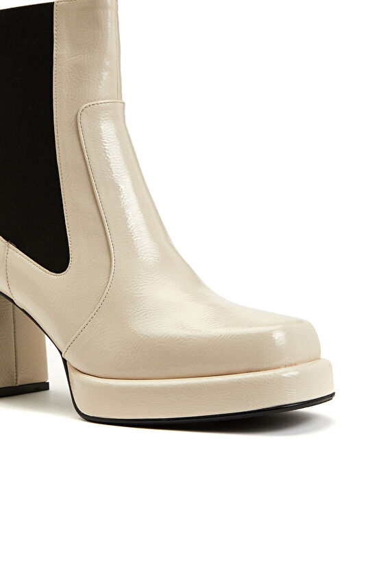 Kırıkbeyaz Kadın Bot