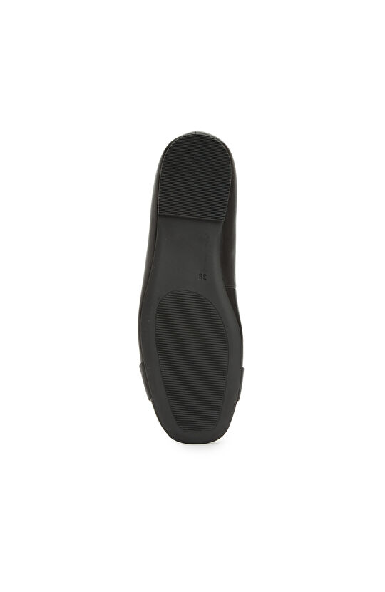 Siyah Tokalı Deri Babet