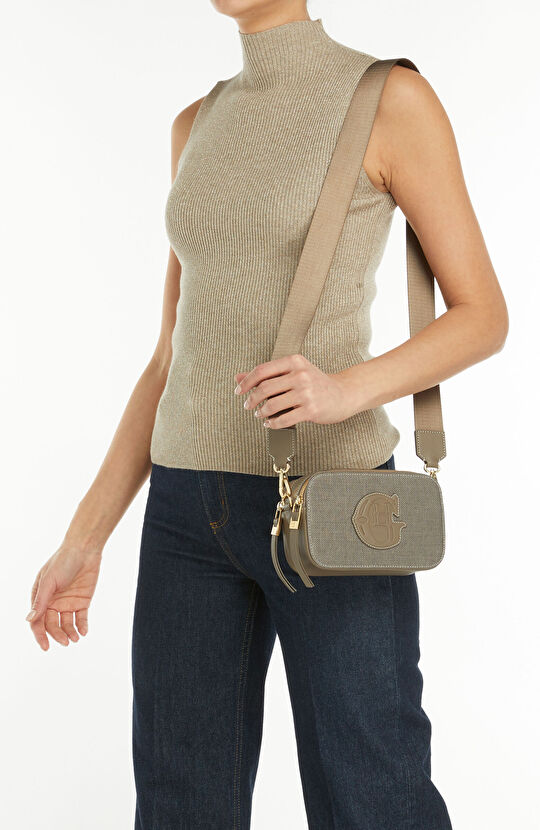 Vizon Logo Detaylı Kadın Deri Postacı Çantası