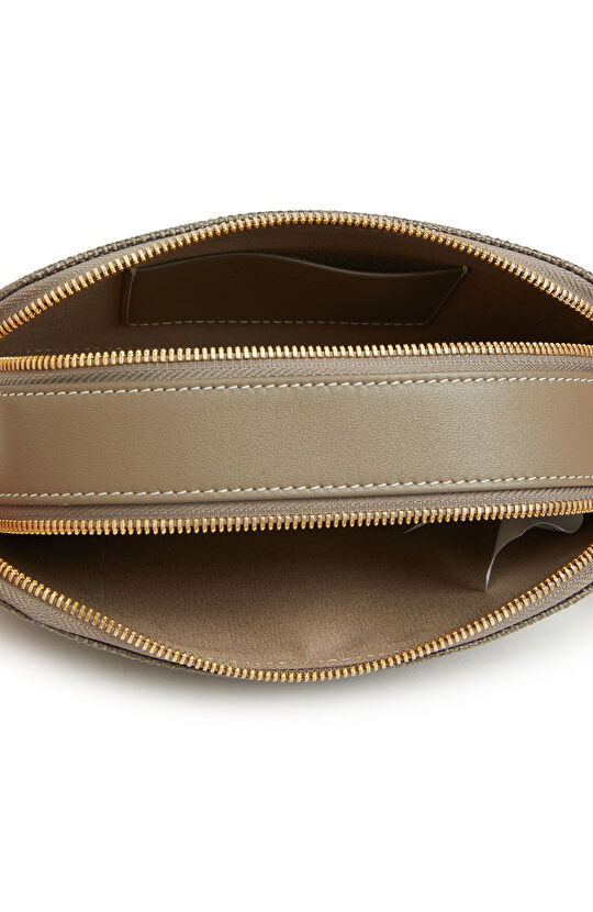 Vizon Logo Detaylı Kadın Deri Postacı Çantası