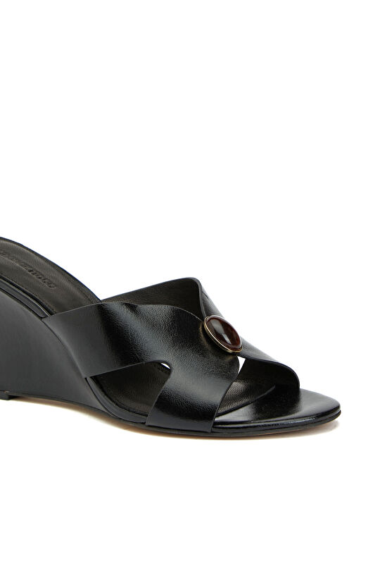 Siyah Toka Detaylı Kadın Deri Terlik