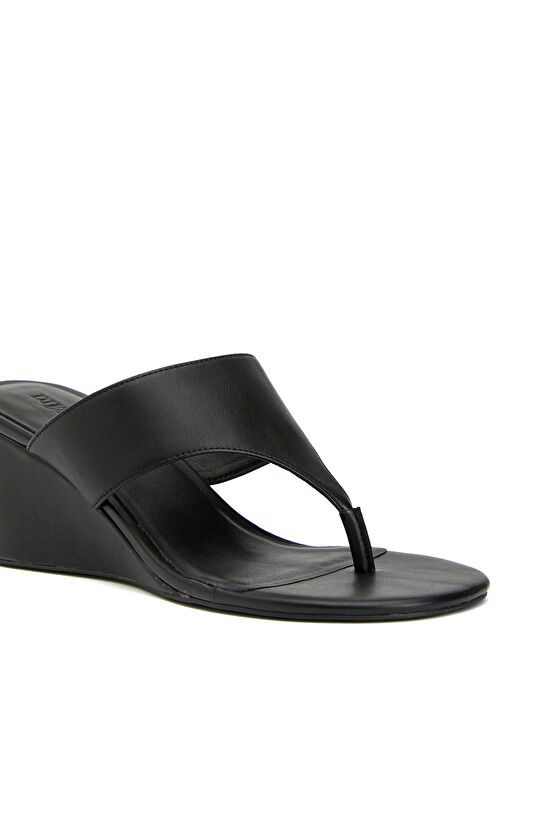 Siyah Parmak Detaylı Kadın Terlik