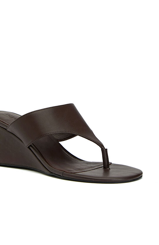 Kahverengi Parmak Detaylı Kadın Terlik