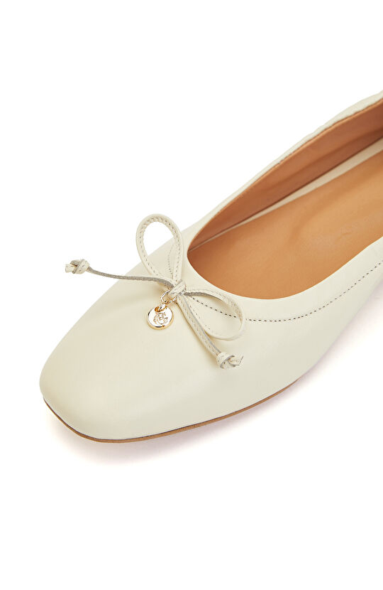 Kırık Beyaz Lastik Detaylı Deri Babet