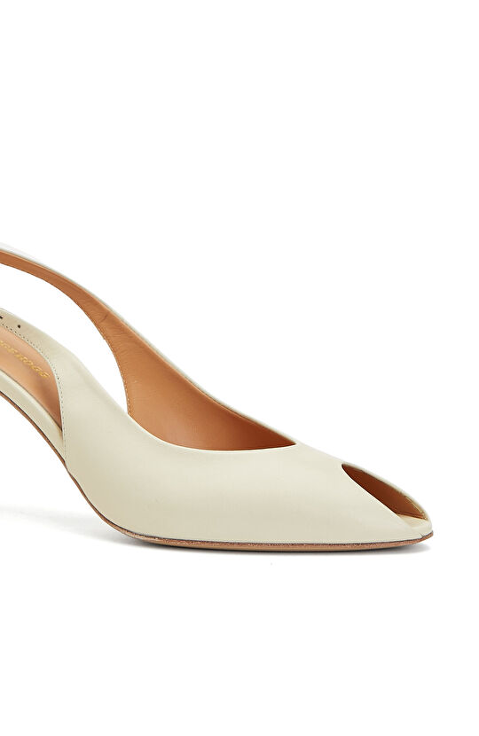 Kırık Beyaz Dekolte Detaylı Kadın Deri Sandalet