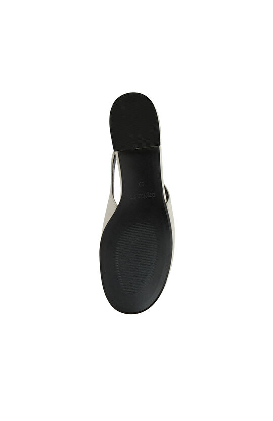 Kırık Beyaz Toka Detaylı Kadın Deri Sandalet