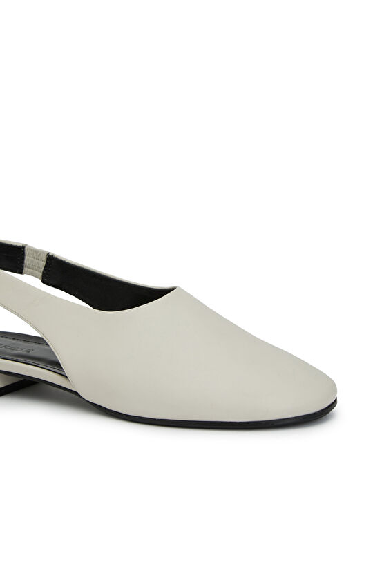 Kırık Beyaz Toka Detaylı Kadın Deri Sandalet