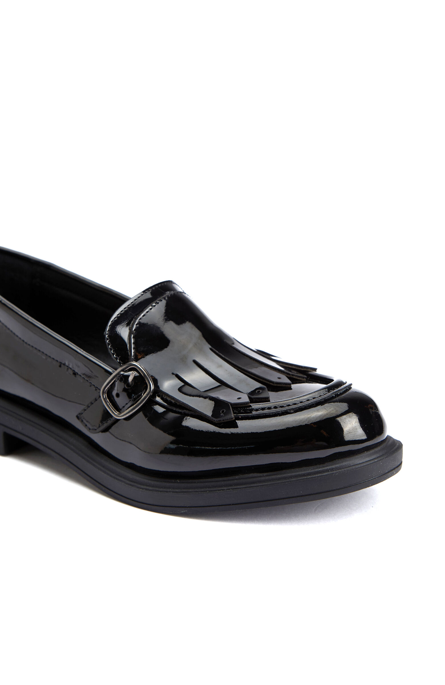 Siyah Püskül Detaylı Tokalı Kadın Loafer