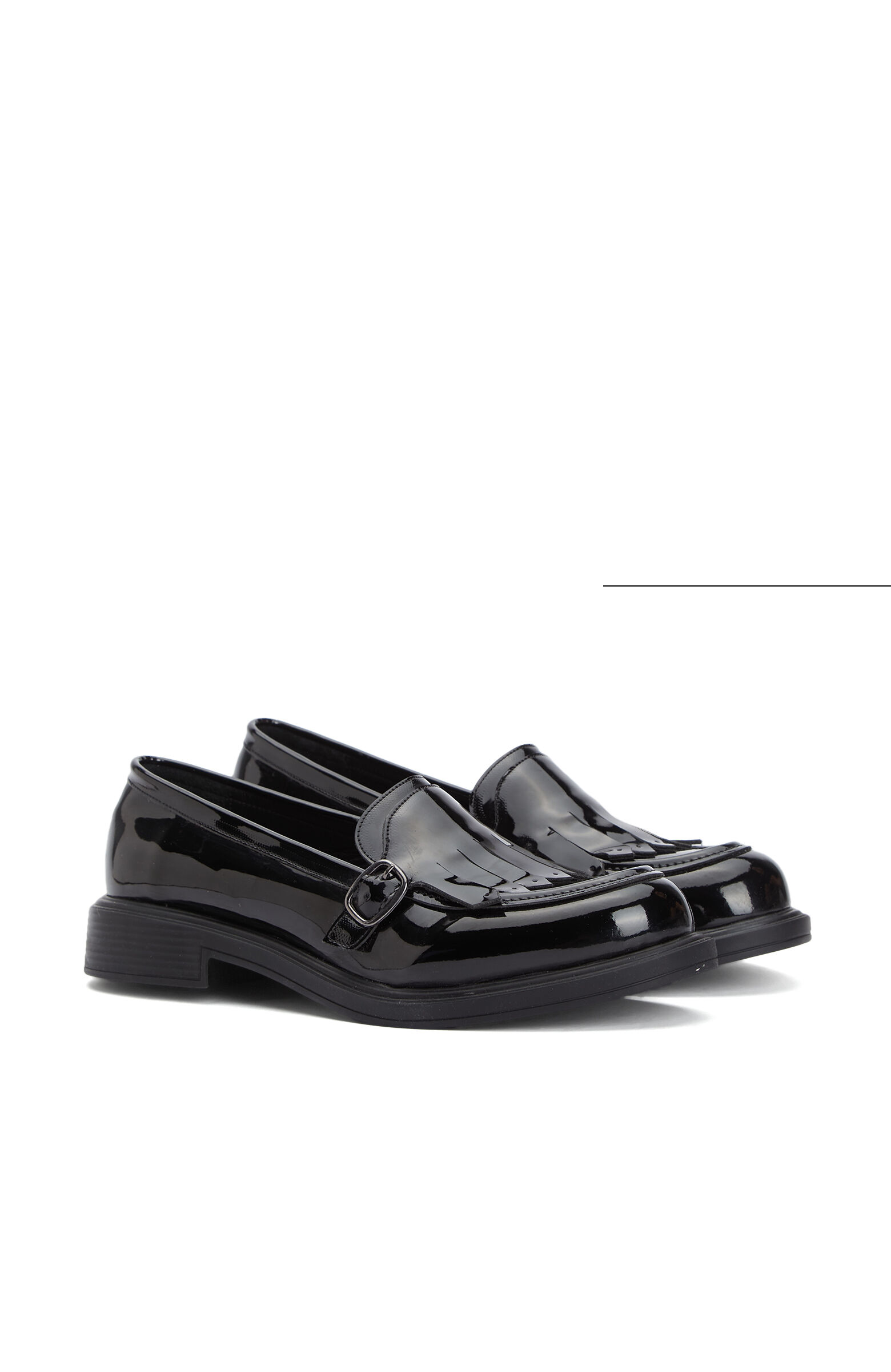 Siyah Püskül Detaylı Tokalı Kadın Loafer