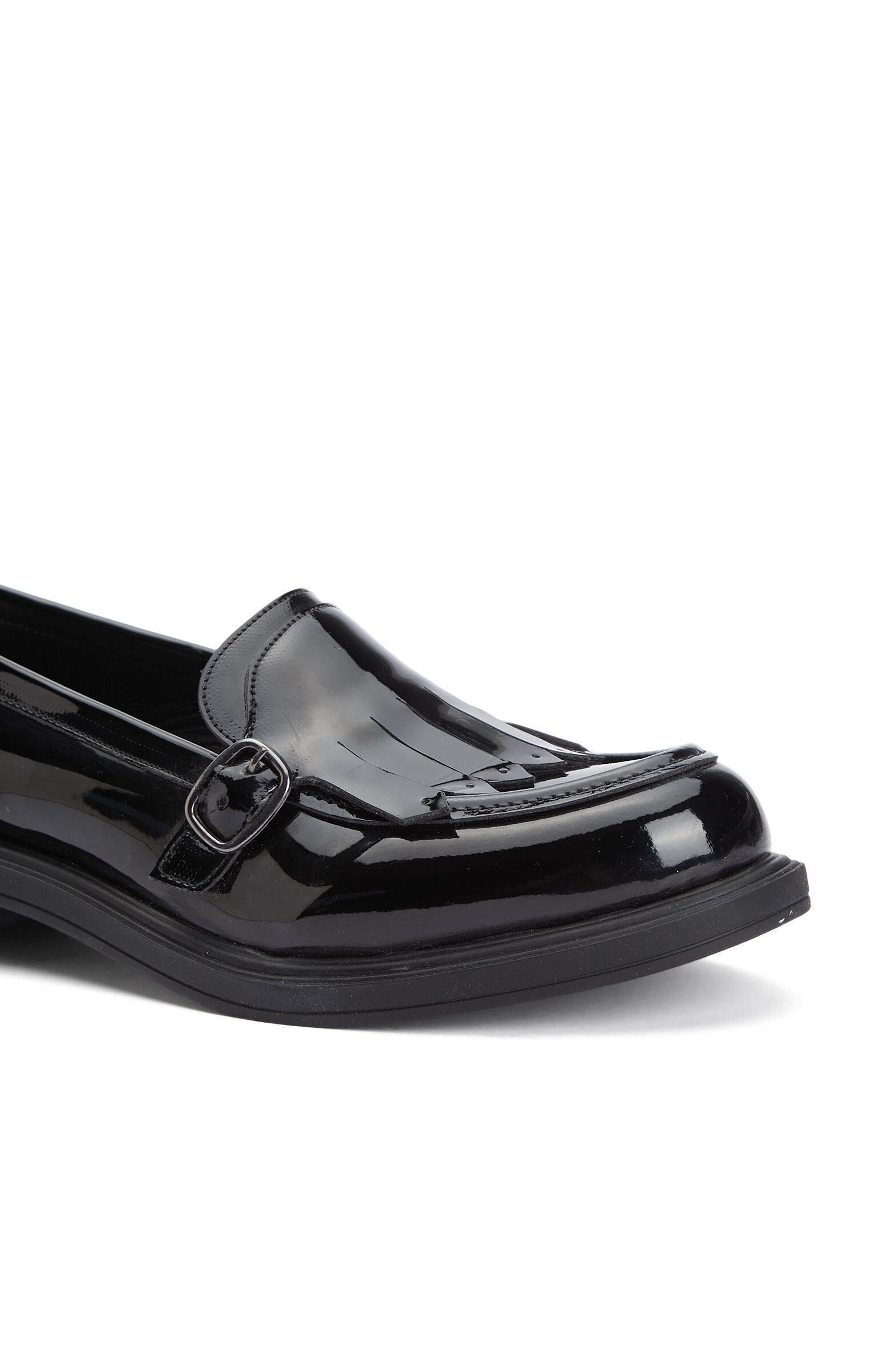 Siyah Püskül Detaylı Tokalı Kadın Loafer